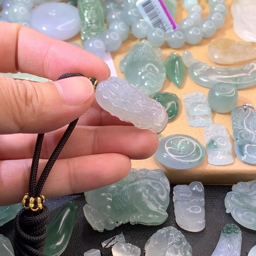 颈饰未镶嵌翡翠挂件