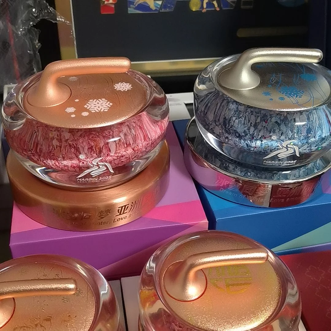 亚冬会中号红色蓝色一对原价388一个送小礼品