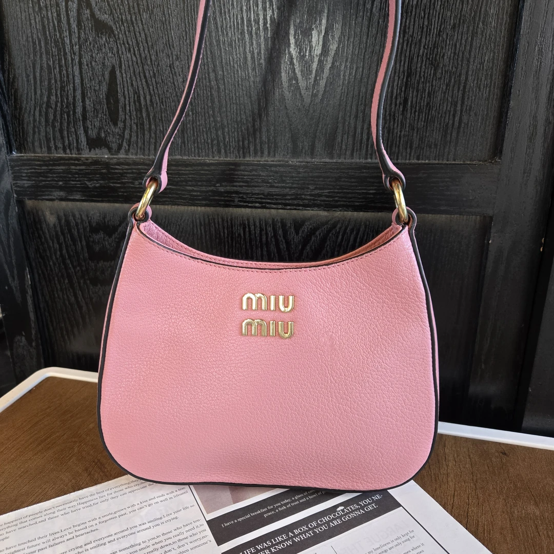 99新 MIU MIU/缪缪 粉金色荔枝纹hobo单肩腋下包