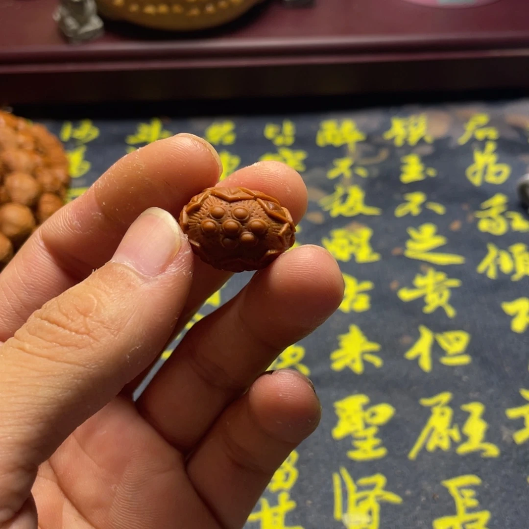 陈*长橄榄核雕刻莲花三通
