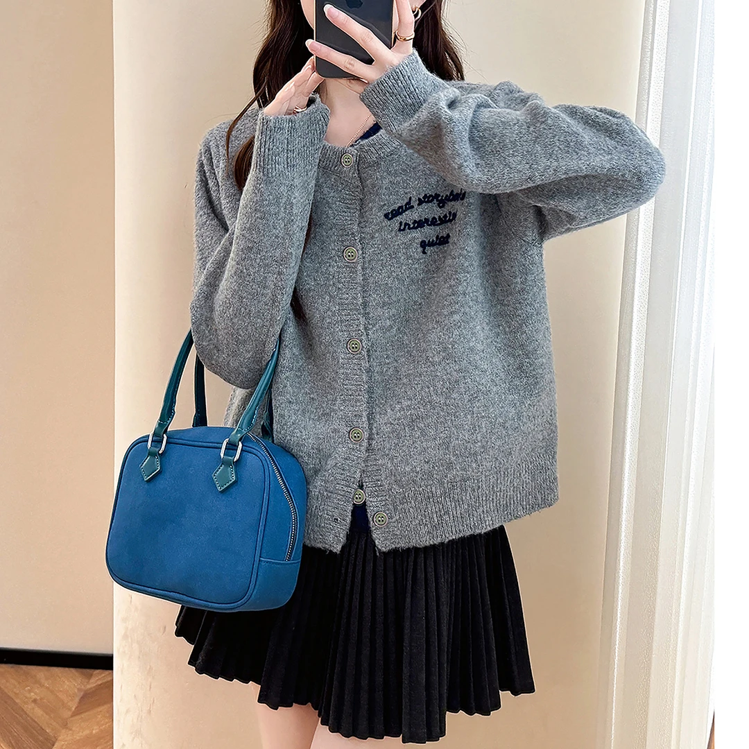 D1303   唐狮秋冬新款毛衣女简约字母假两件圆领针织开衫