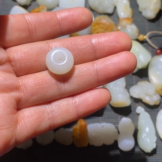 和田玉颈饰未镶嵌?****