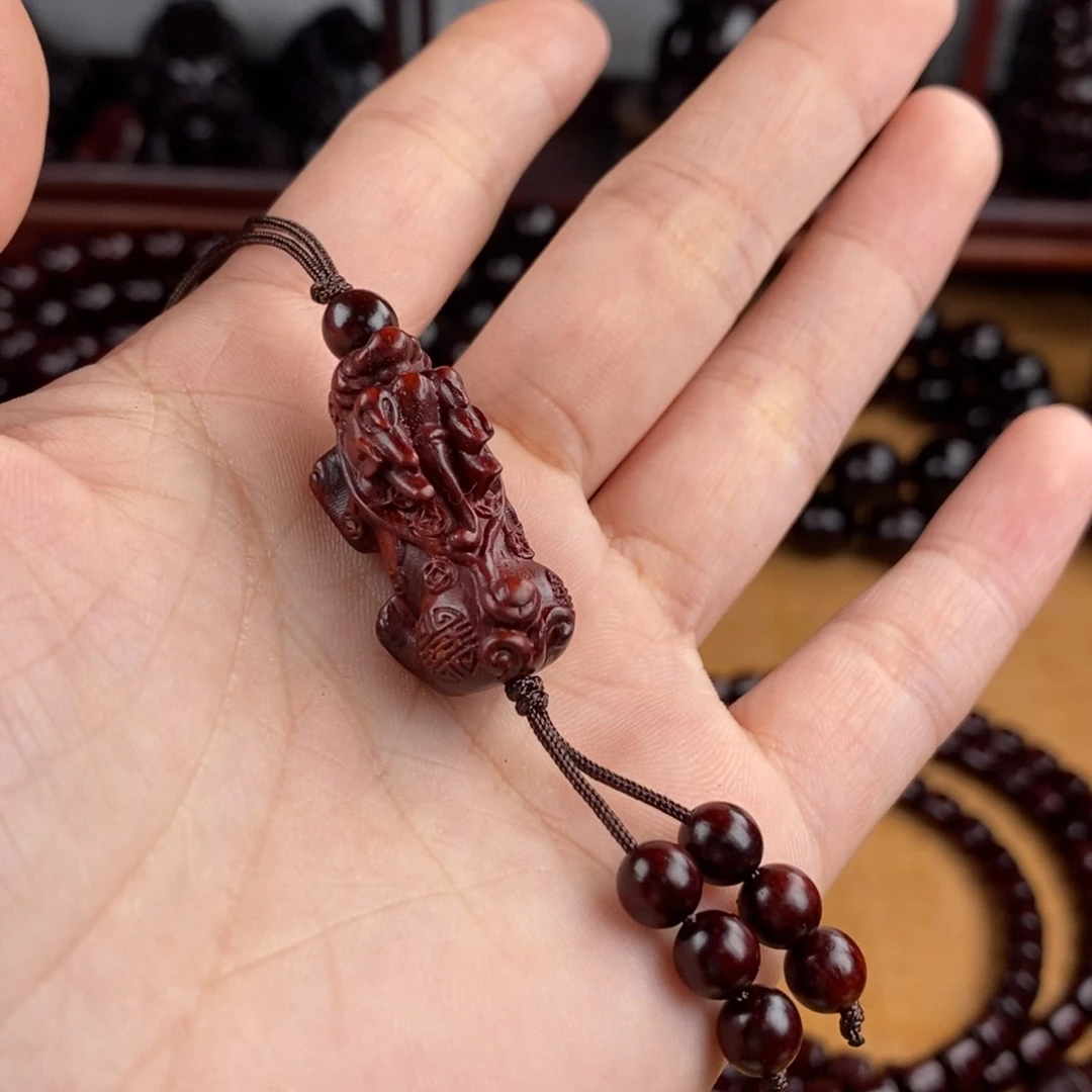 小叶紫檀吊坠貔貅