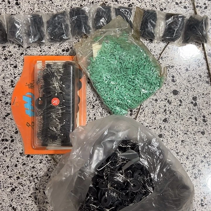 如图所示一堆配件不退不换