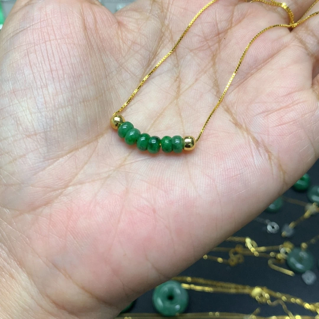 知****翡翠未镶嵌颈饰有纹裂