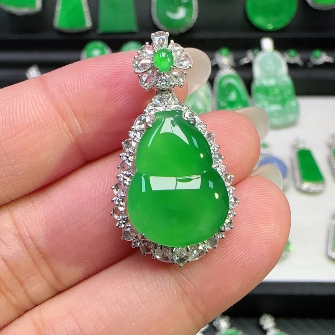 翡翠18K金镶嵌颈饰吊坠
