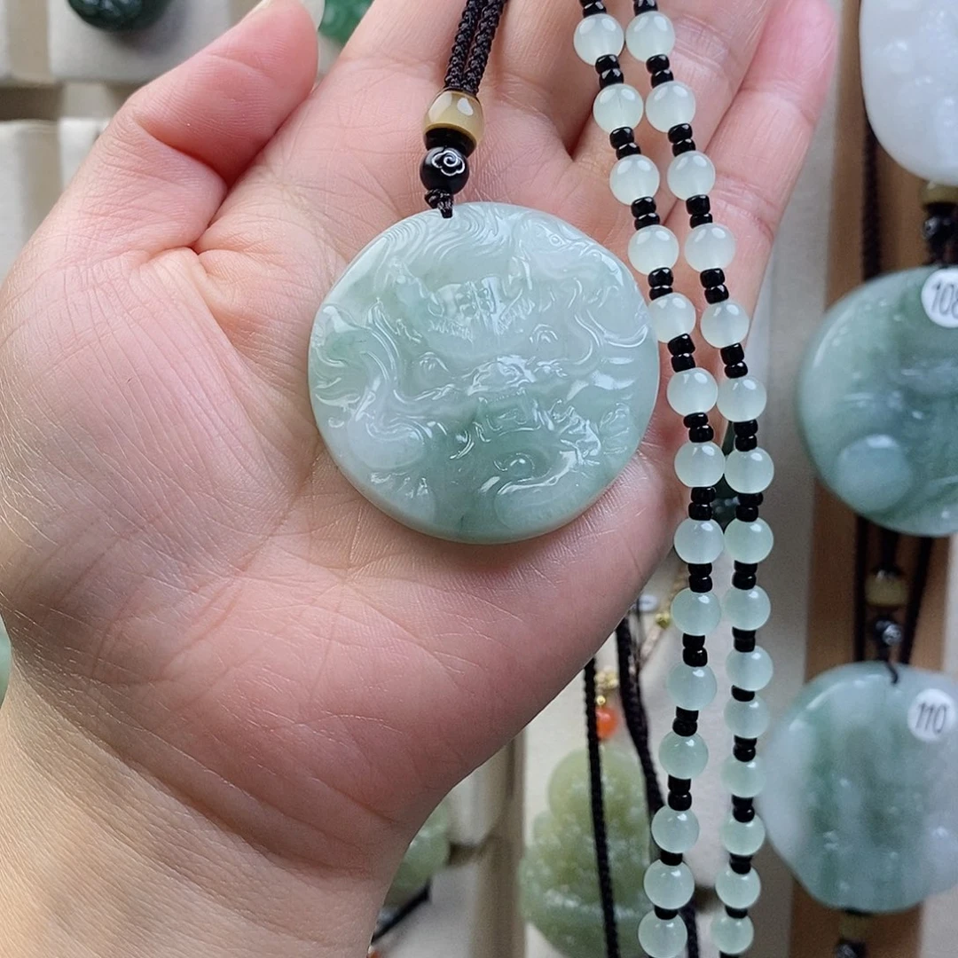 颈饰未镶嵌石英质玉（金丝玉）