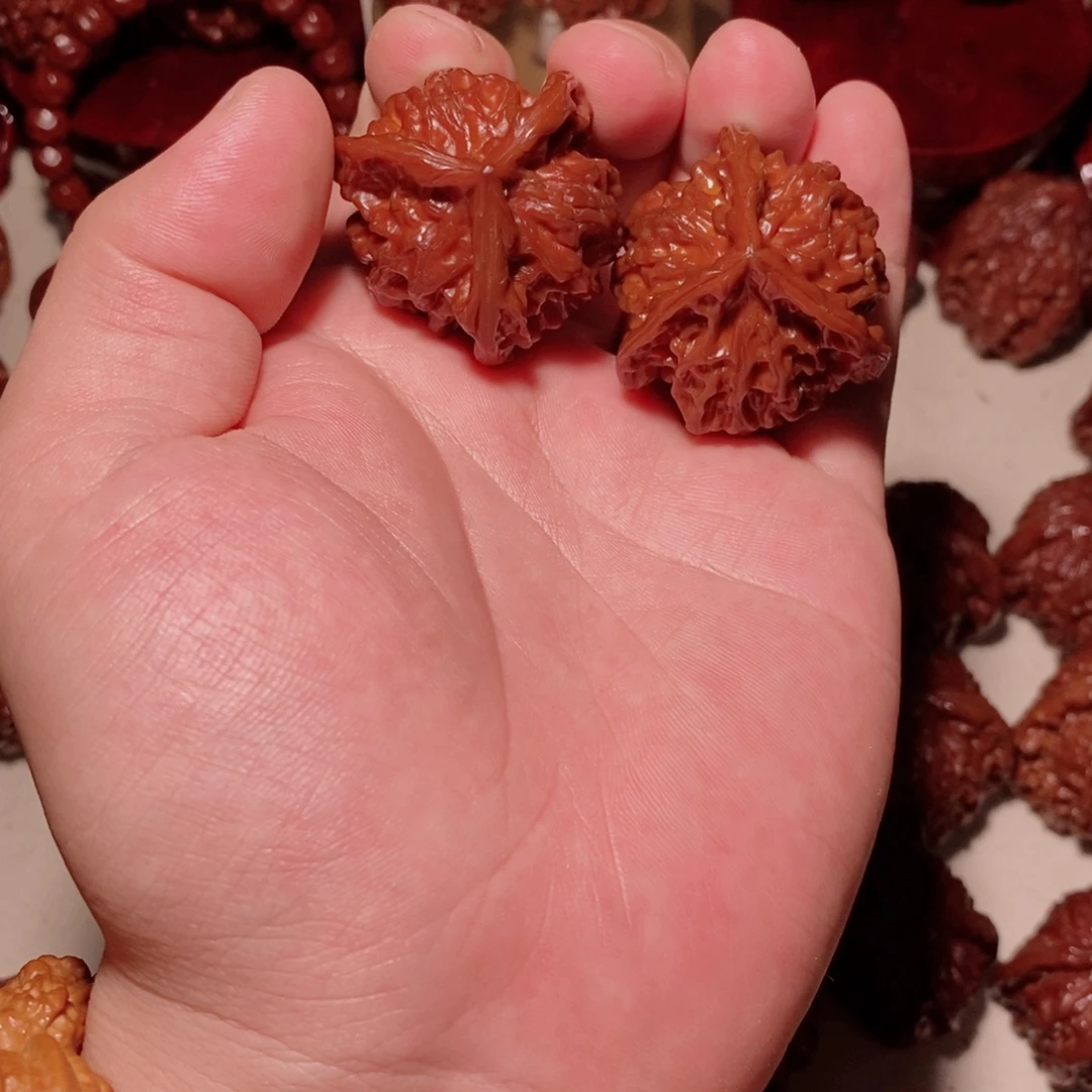 小***聊吊坠桃核三愣三愣
