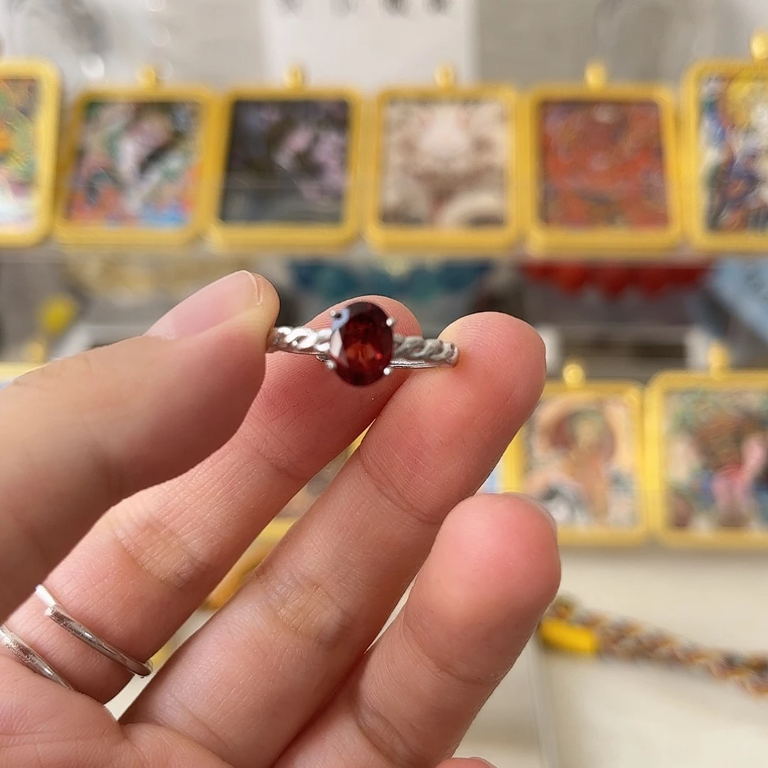 石榴石未镶嵌戒指矿坑