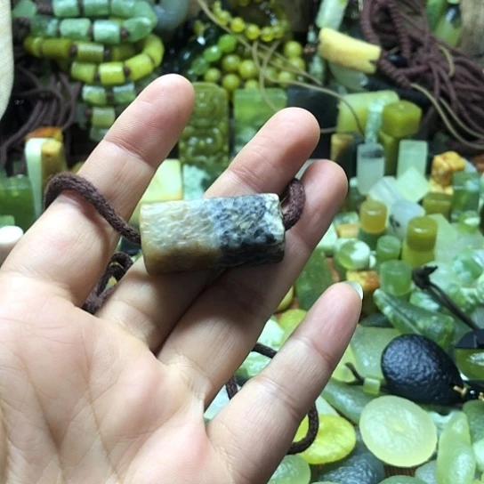 未镶嵌岫玉吊坠岫