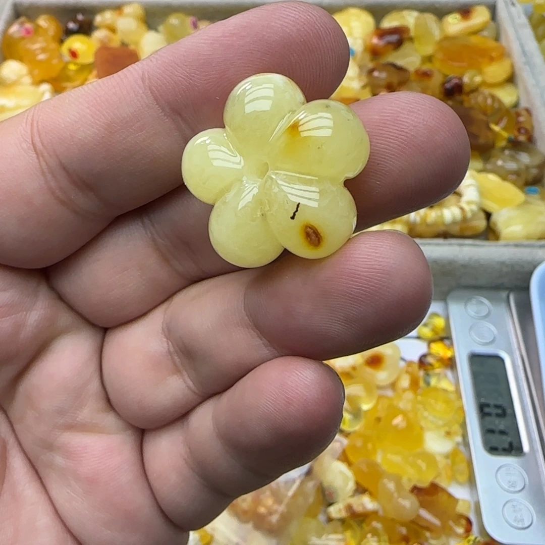 琥珀未镶嵌裸石4.8克有瑕