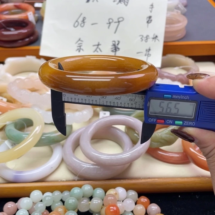 未镶嵌石英岩玉珠宝奇石