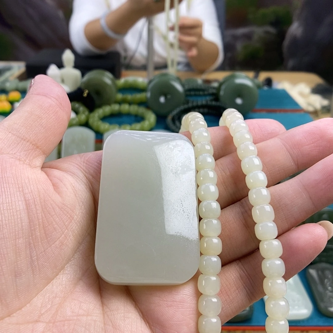 舒***菡和田玉未镶嵌颈饰