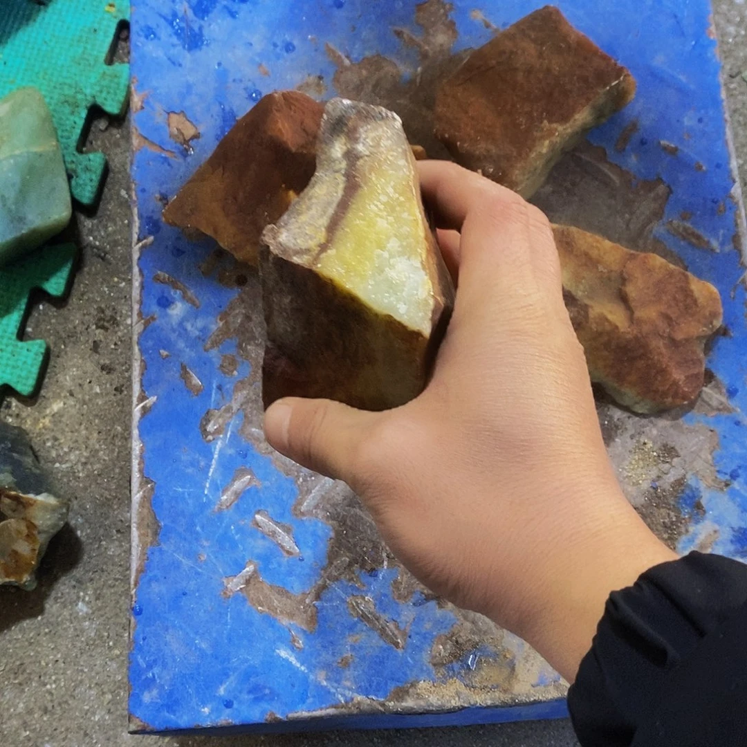 未镶嵌蛇纹石玉珠宝奇石