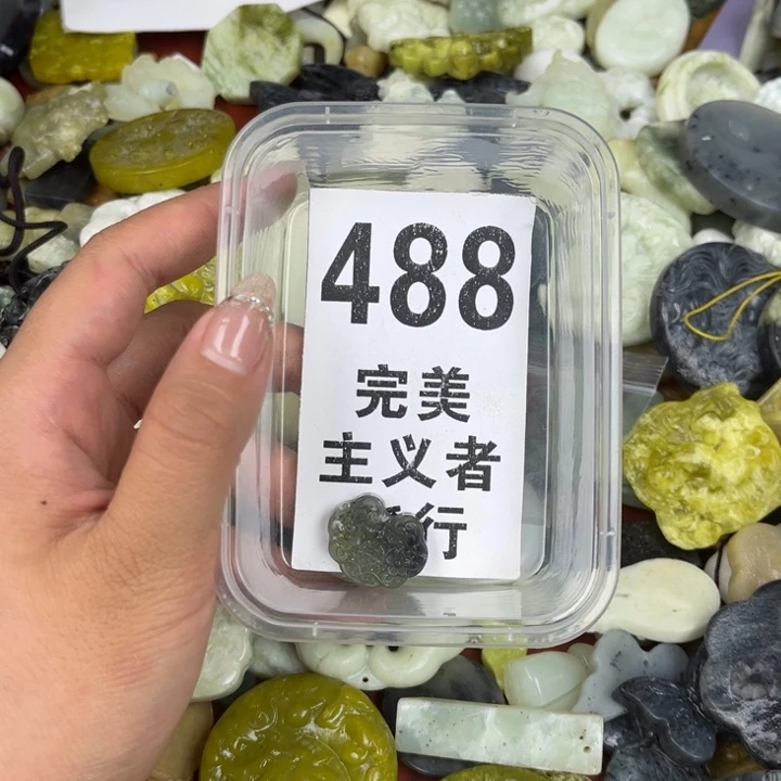 蛇纹石玉足银镀金镶嵌颈饰