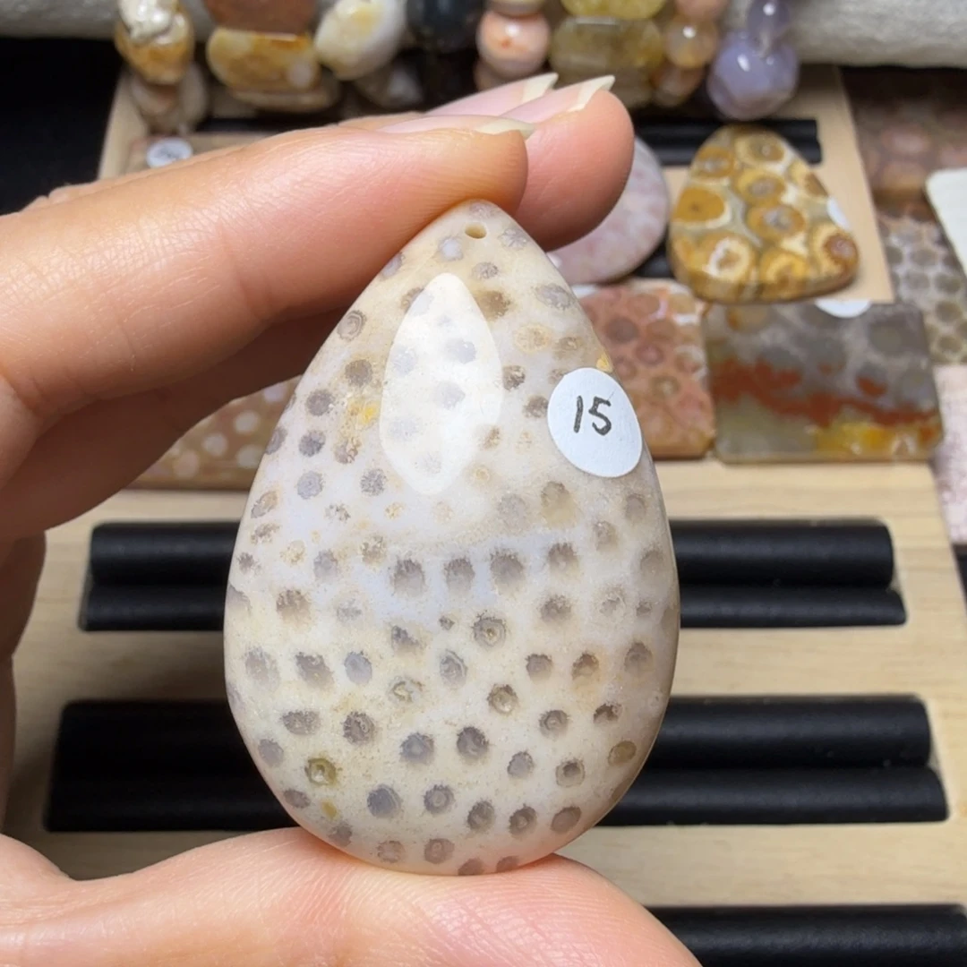 硅化玉未镶嵌奶酪小花，带点晶洞