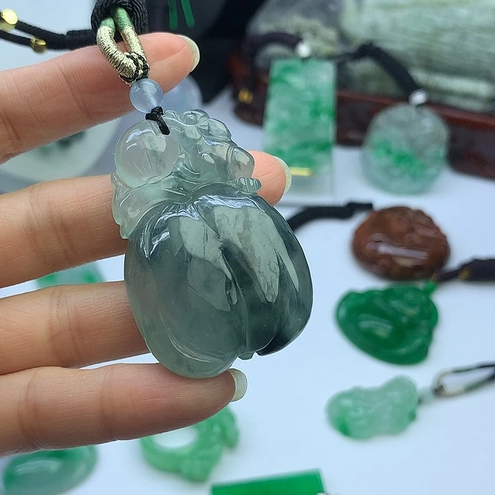 翡翠未镶嵌吊坠(赠链)