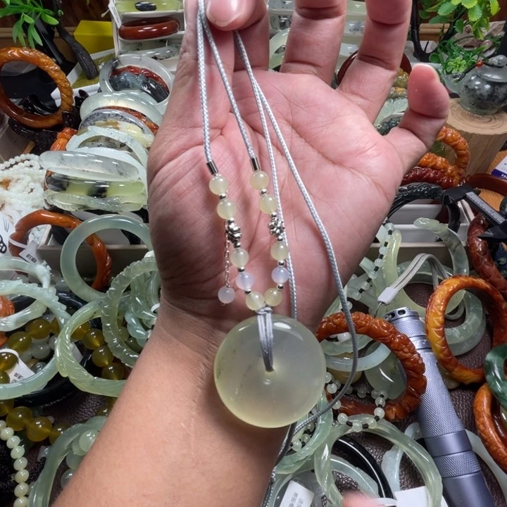 未镶嵌蛇纹石玉颈饰