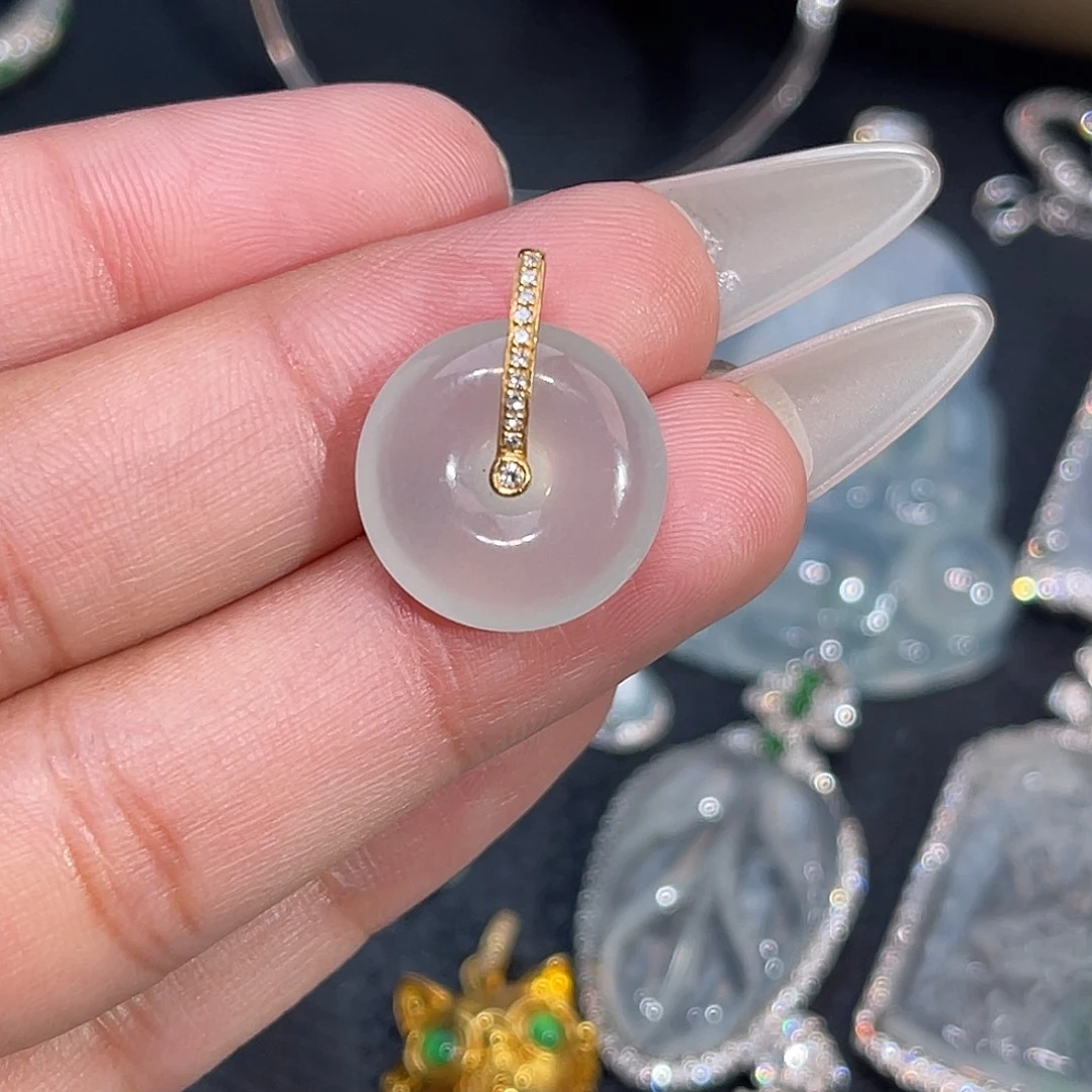 翡翠18K金镶嵌颈饰平安扣