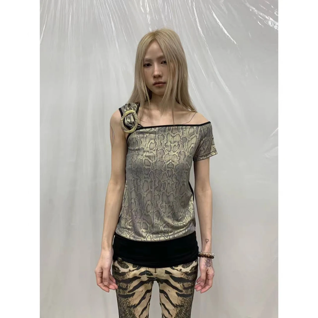 【jeong ill现现】复古流金蛇纹雕花扣斜肩拼接短袖上衣