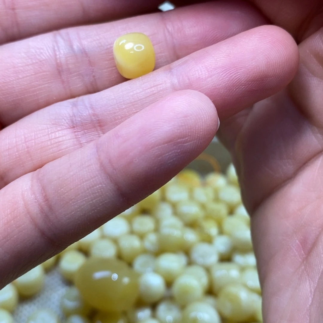 裸石琥珀未镶嵌原矿蜜蜡配珠