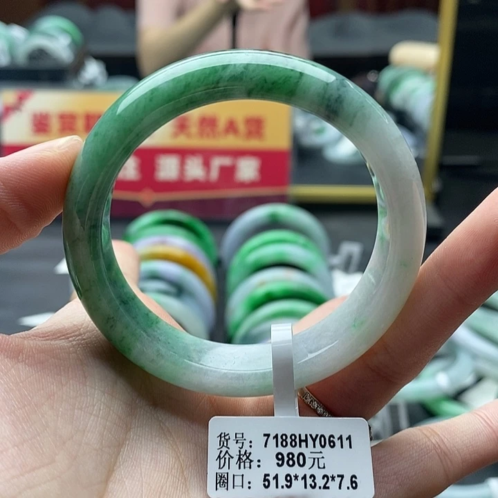翡翠手镯未镶嵌52圈口