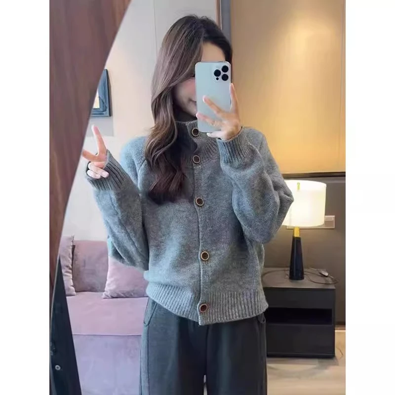 时尚减龄长袖毛衣女外套2024年秋冬季新款设计感小众翻领针织开衫