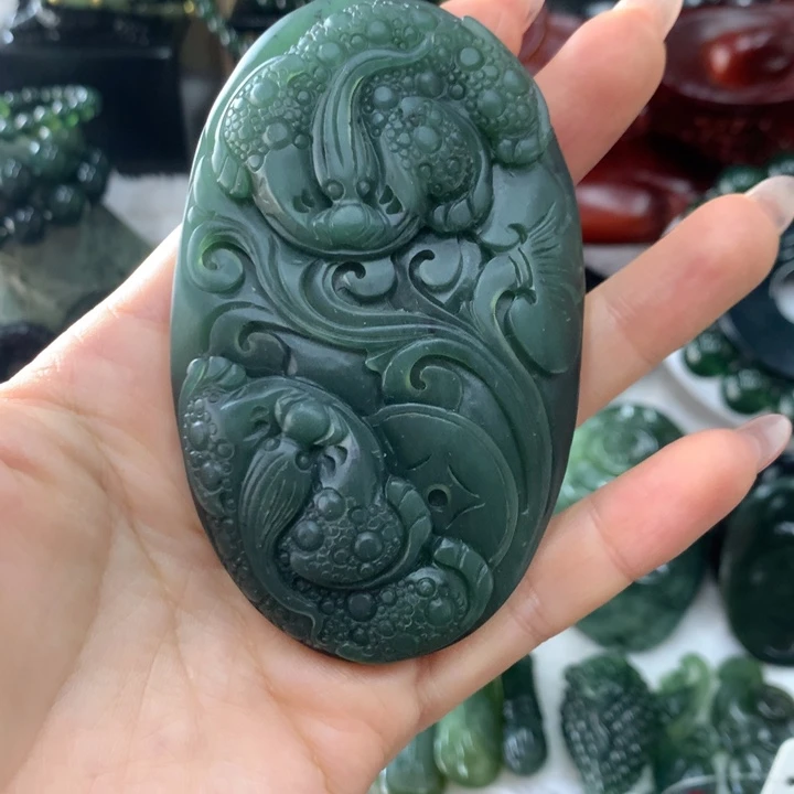 夏***畔蛇纹石玉未镶嵌颈饰