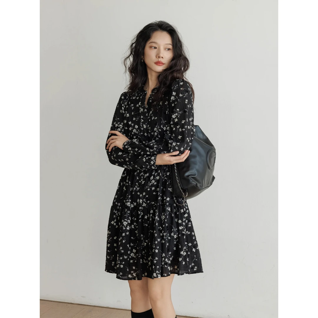 时尚复古碎花连衣裙女春季2025新款v领长袖显瘦休闲收腰气质裙子