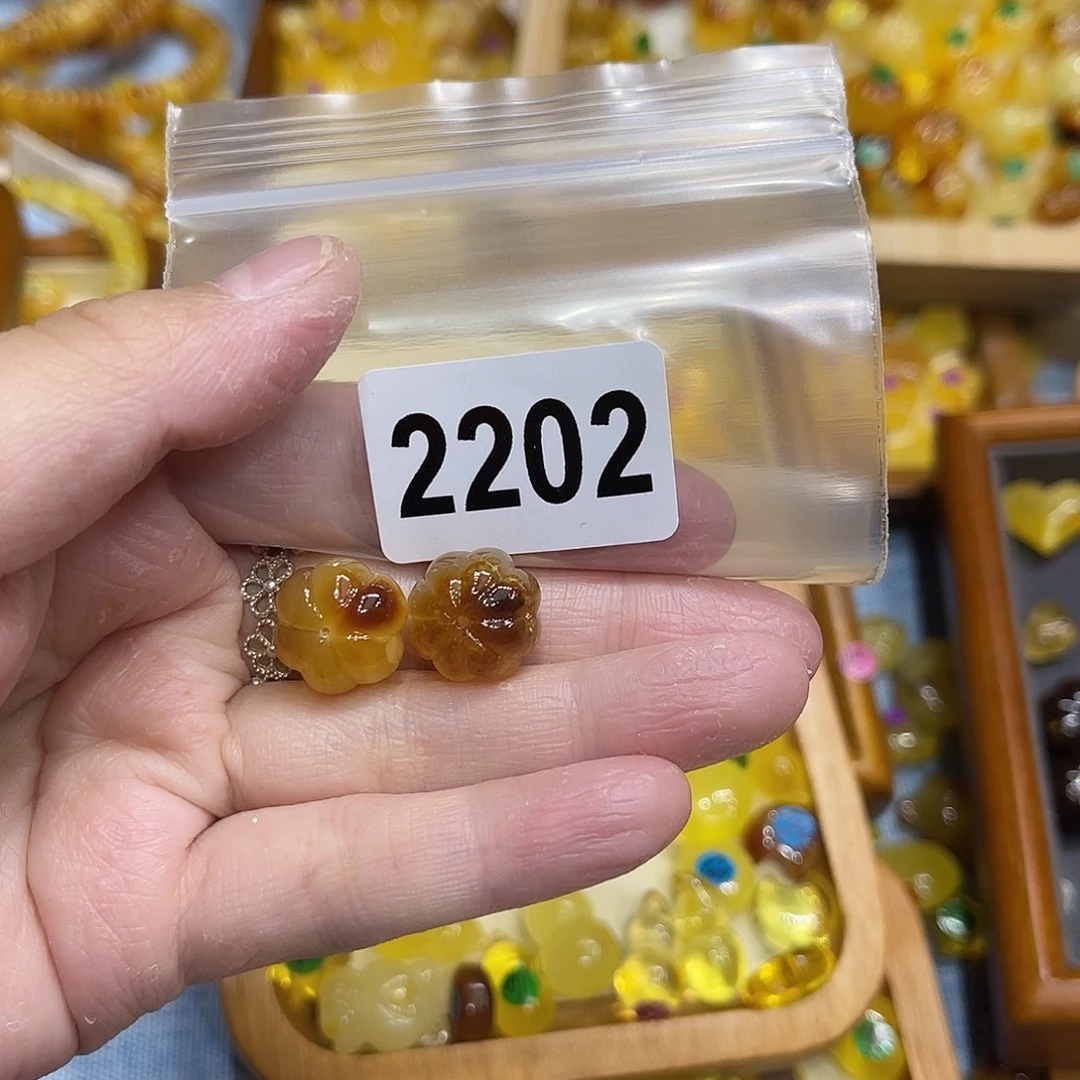 琥珀未镶嵌颈饰蜜蜡
