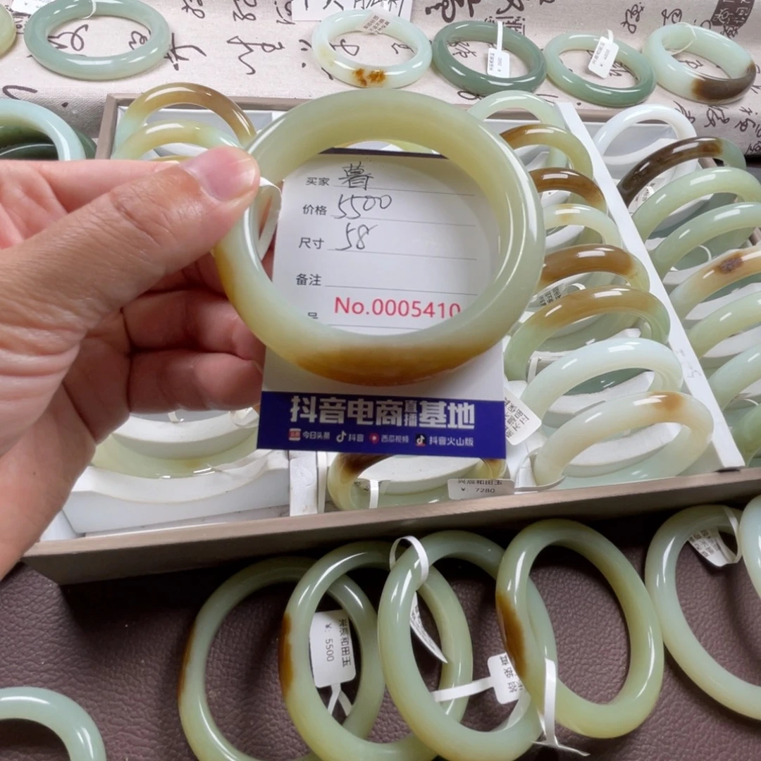 暮***色和田玉未镶嵌手镯