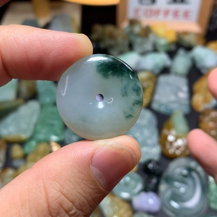 翡翠18K金镶嵌颈饰飘花平安扣