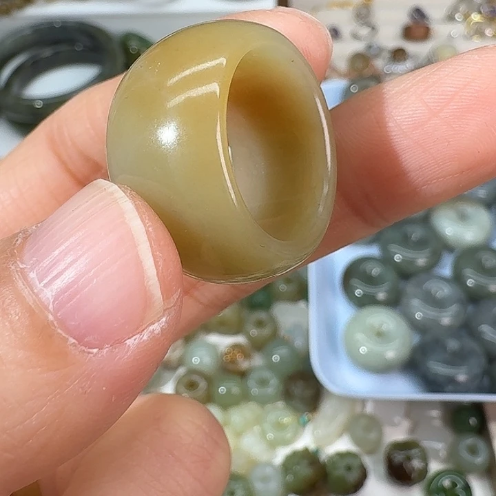 和田玉（糖玉）未镶嵌戒指有裂18.5内径