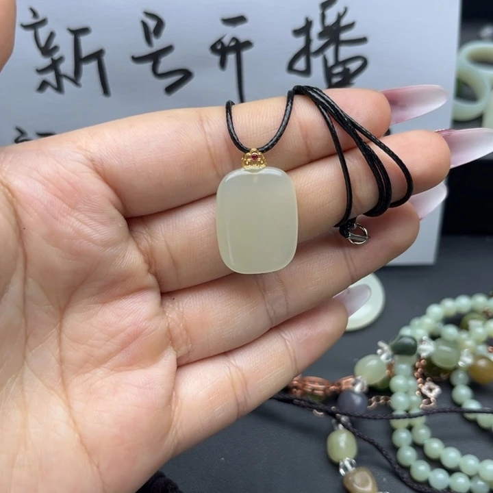 和田玉18K金镶嵌吊坠(赠链)