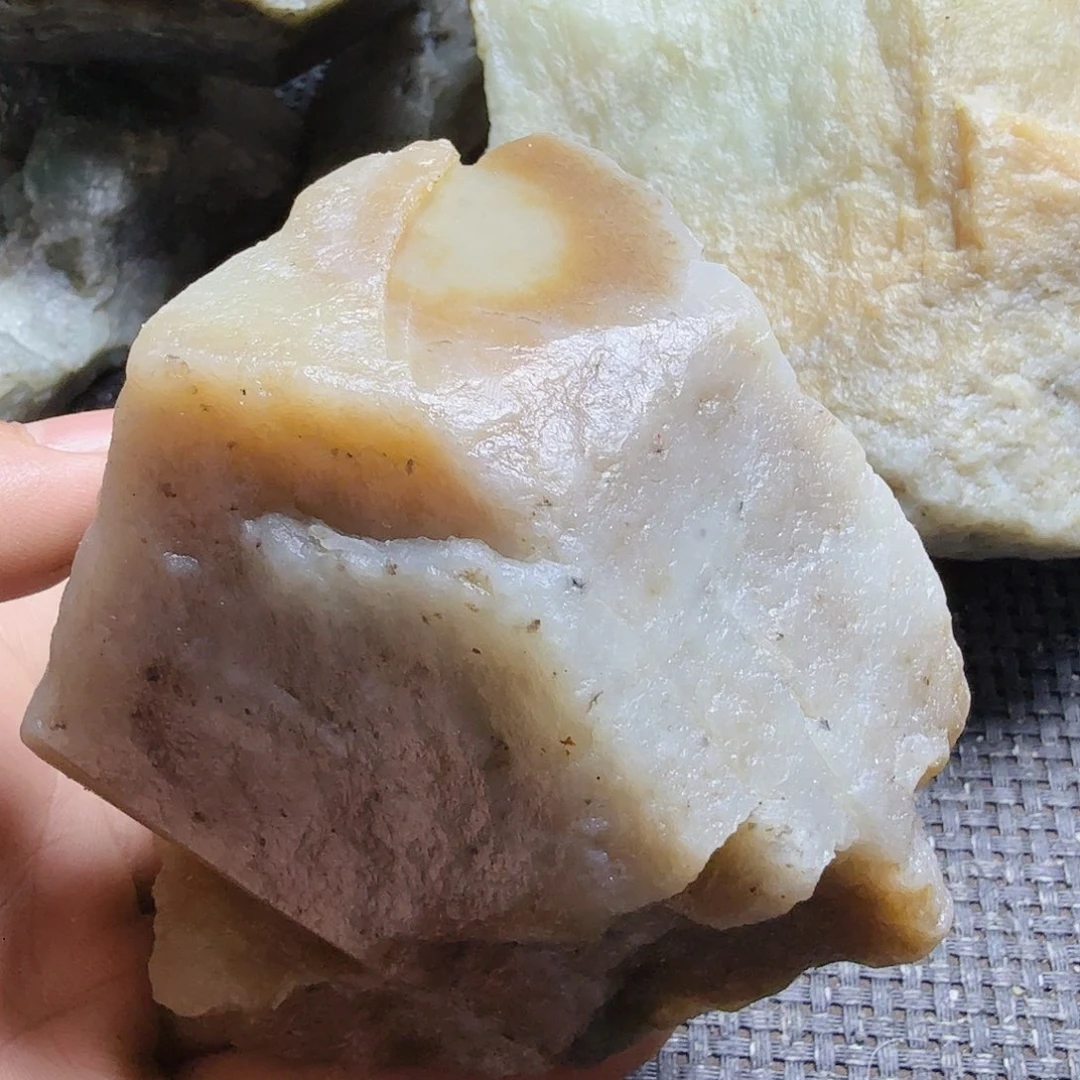 蓝***恒和田玉（糖玉）未镶嵌珠宝半成品