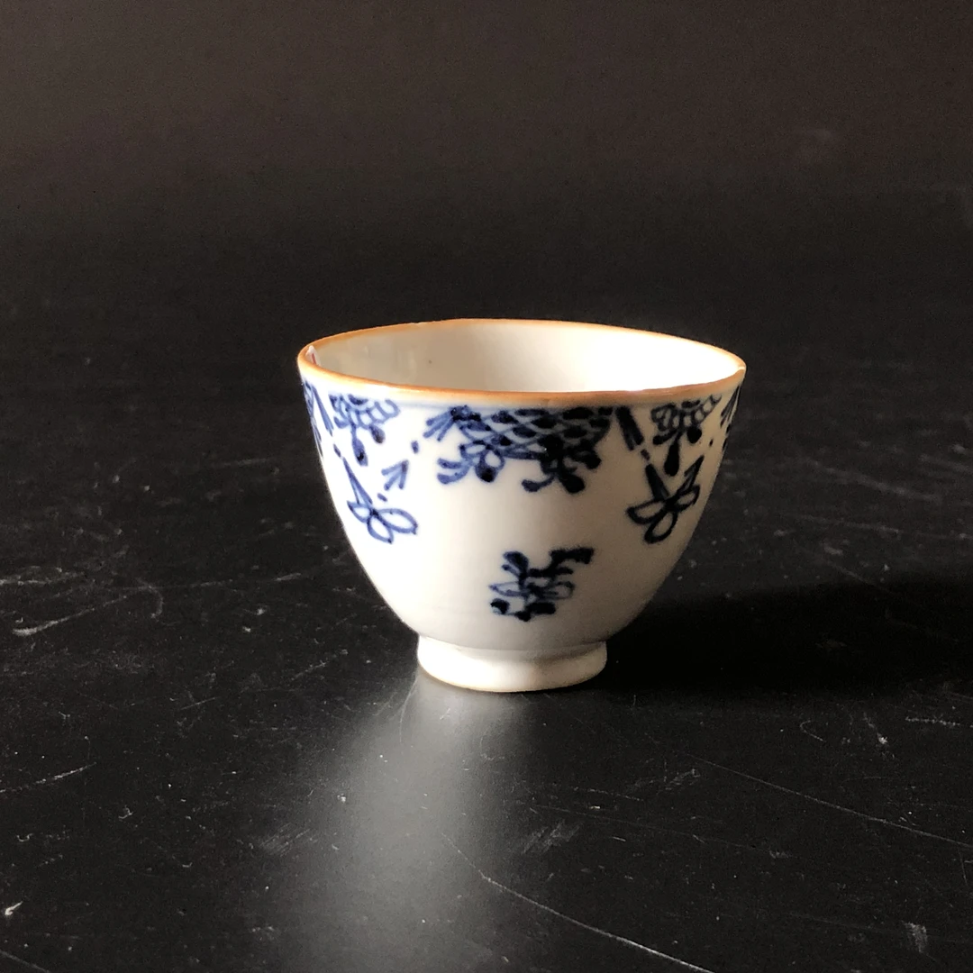 25101108  清乾隆青花花卉纹杯 高4.7cm