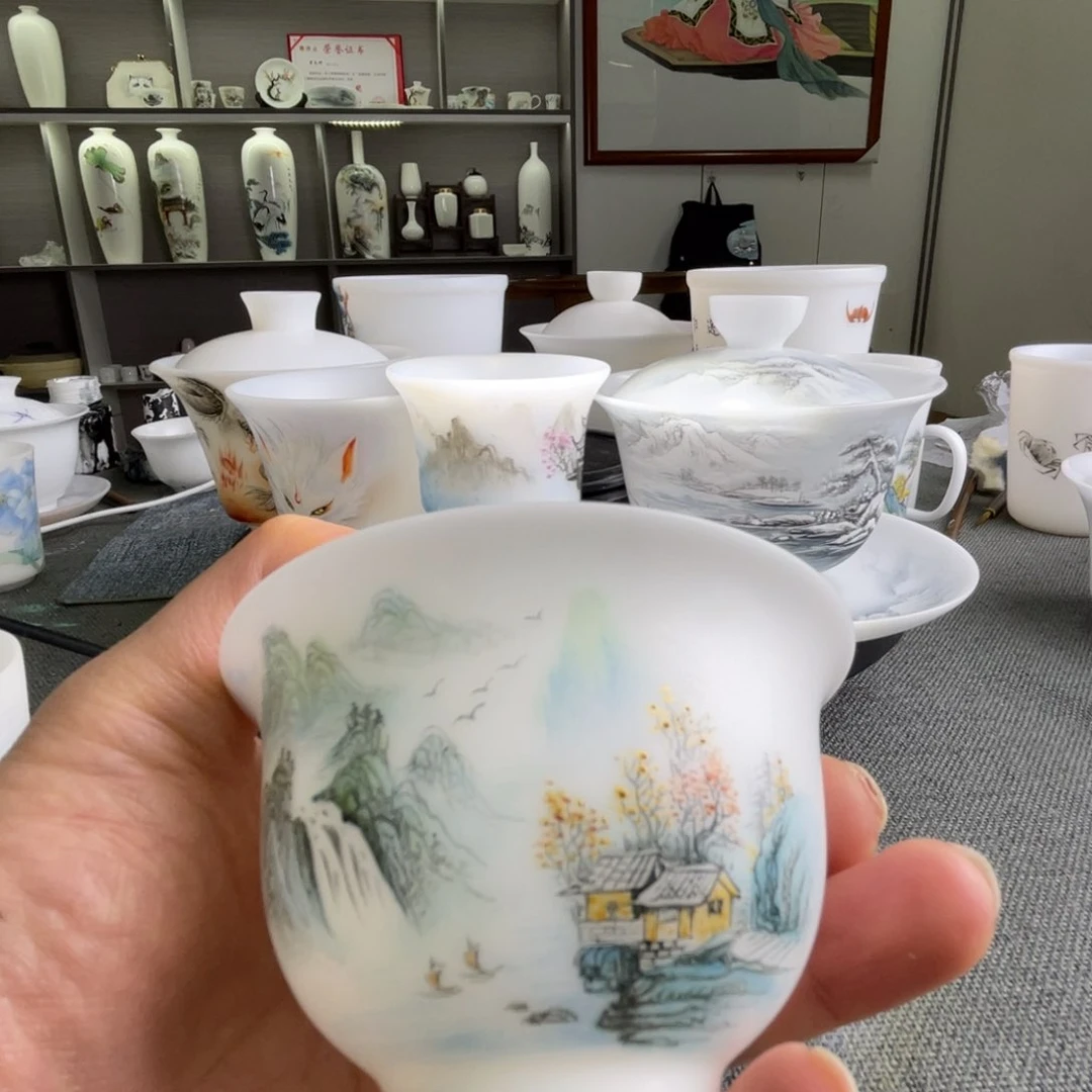 手握一颗小星星在火山上视频