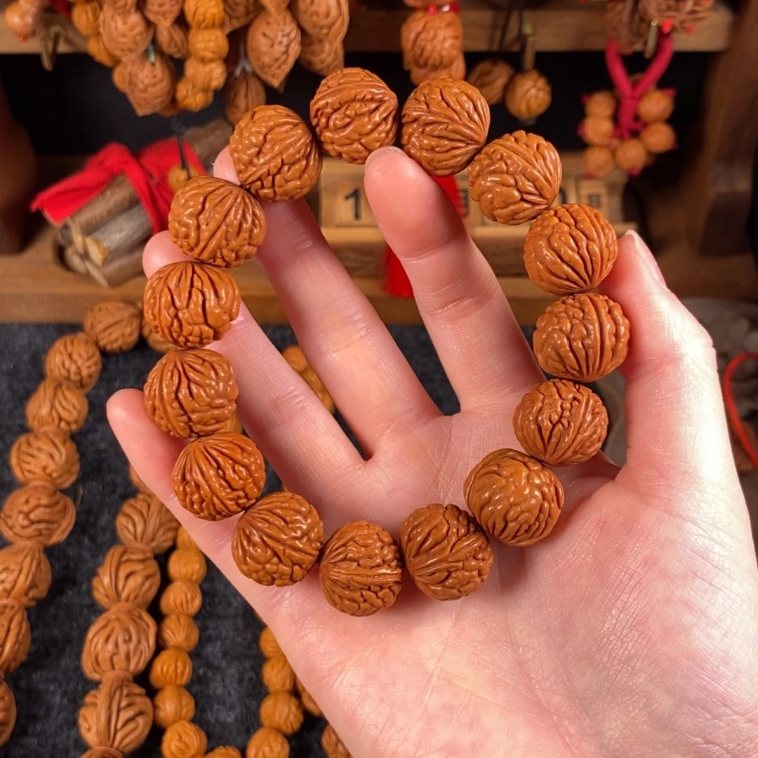 吊坠桃核桃枭手持