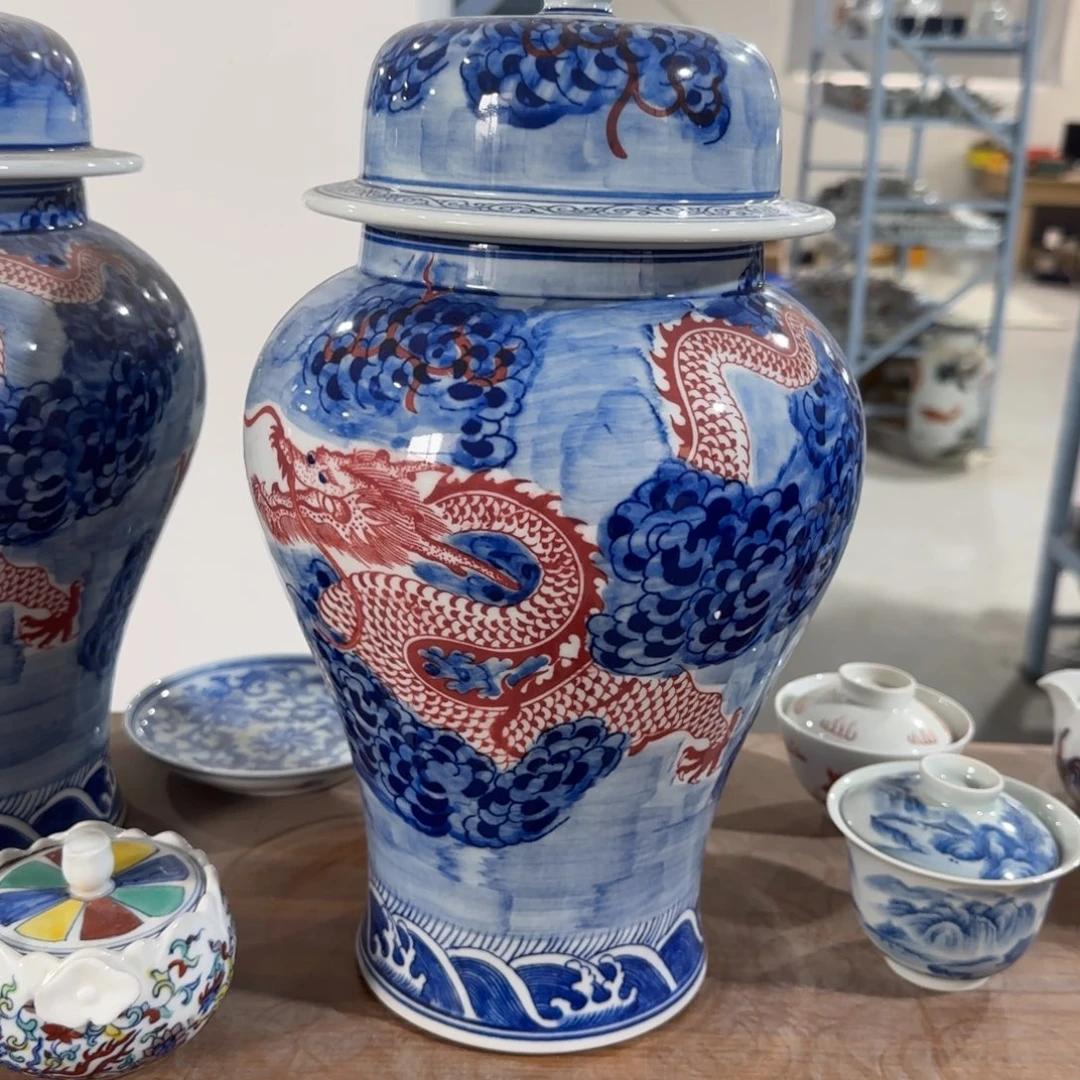 瓷片瓷器上用白泥雕刻图案并