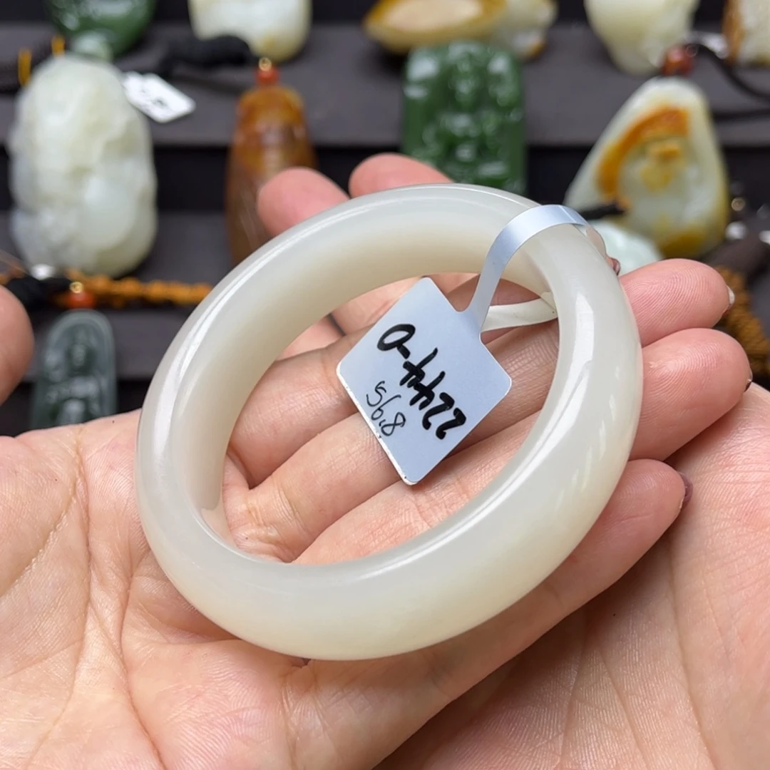 和田玉未镶嵌把件