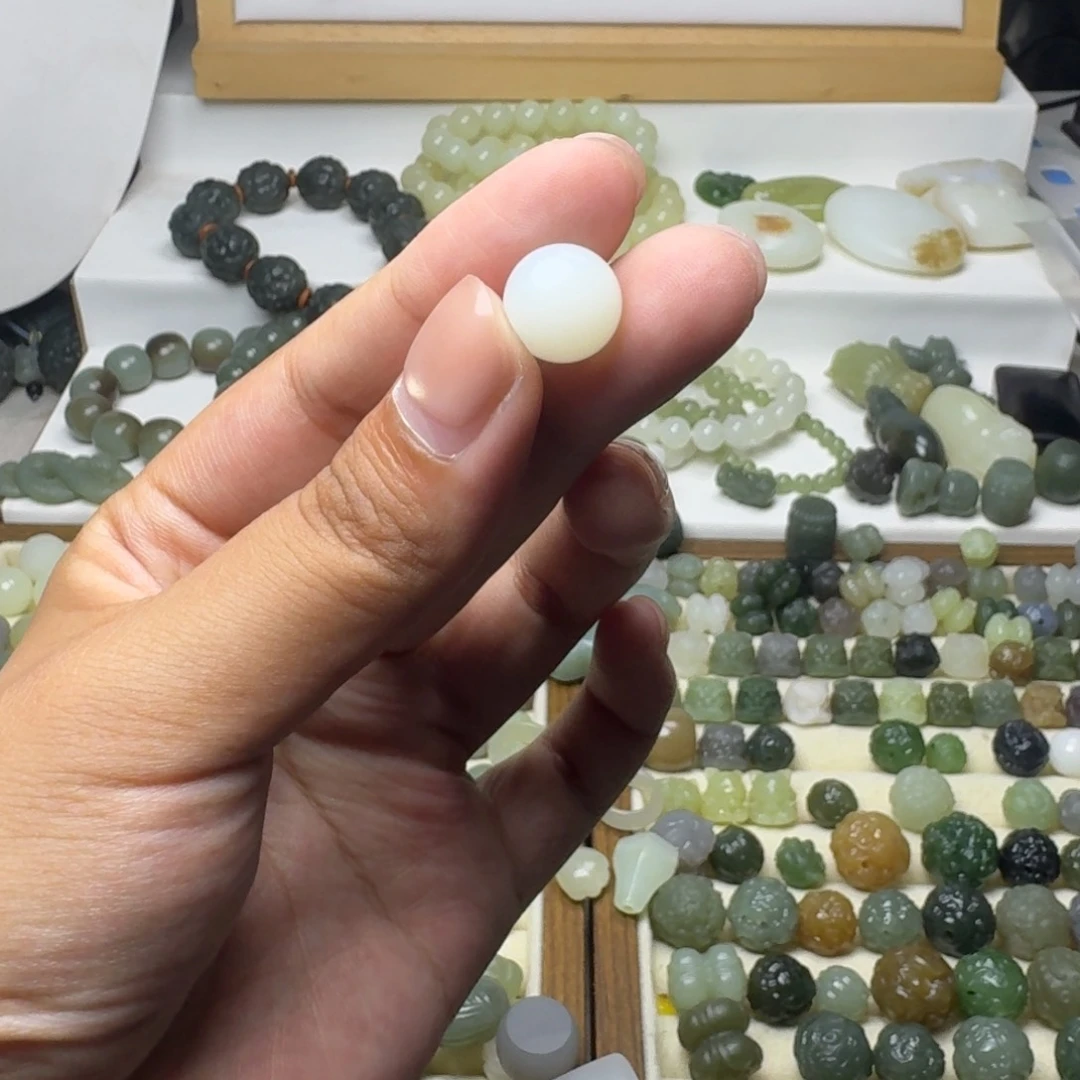 邱***涛和田玉未镶嵌珠宝半成品和田玉新疆料白玉圆珠12mm