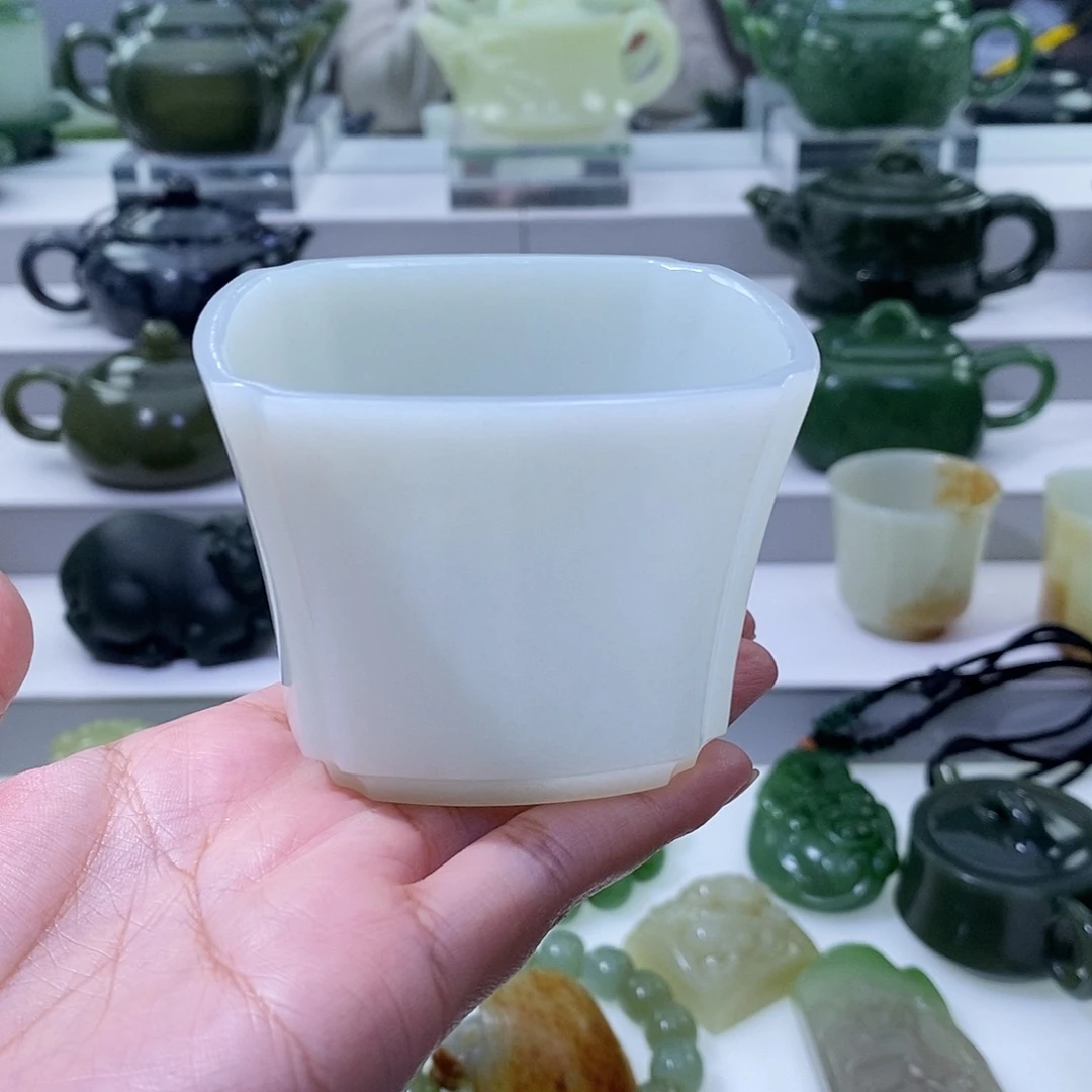 陈***栋和田玉未镶嵌挂件杯子