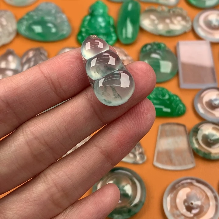 翡翠挂件未镶嵌….