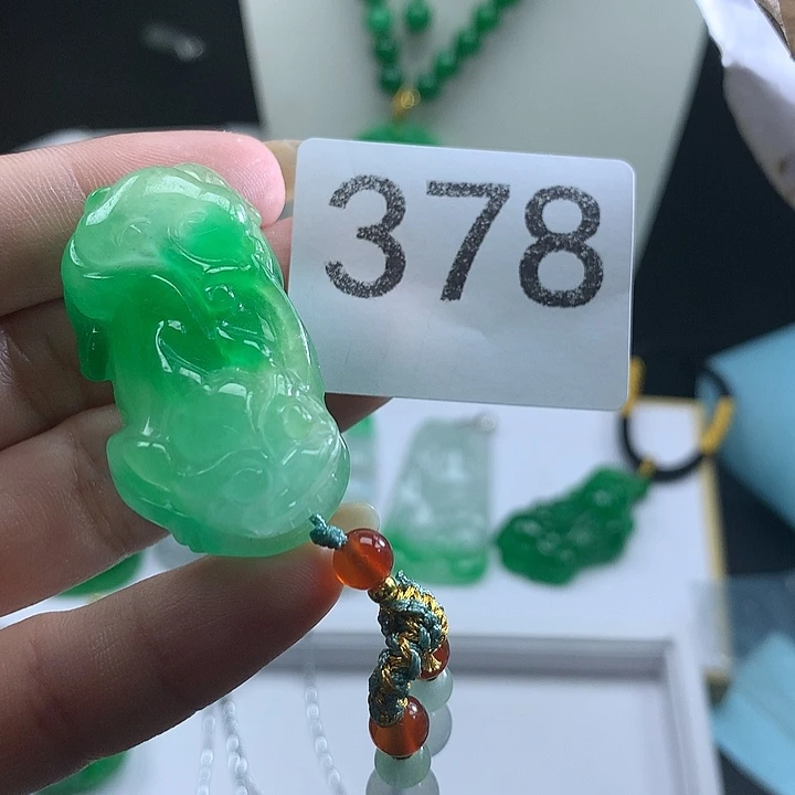 翡翠未镶嵌吊坠(赠链)