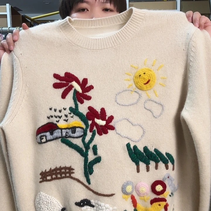 手绣米色圆领。