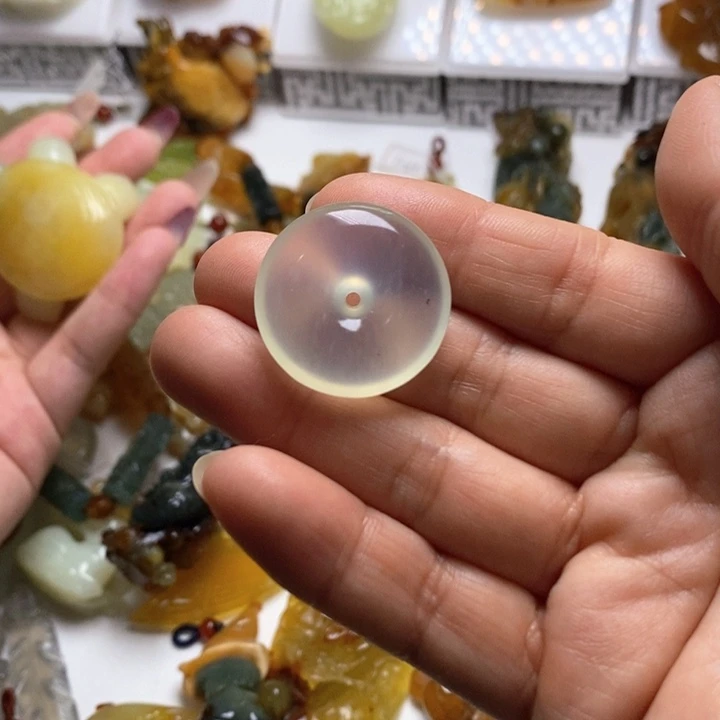 蛇纹石玉颈饰未镶嵌