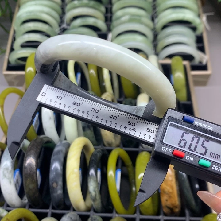 蛇纹石玉未镶嵌手镯82