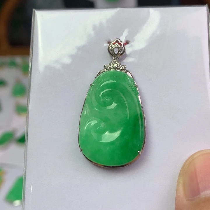 翡翠18K金镶嵌颈饰