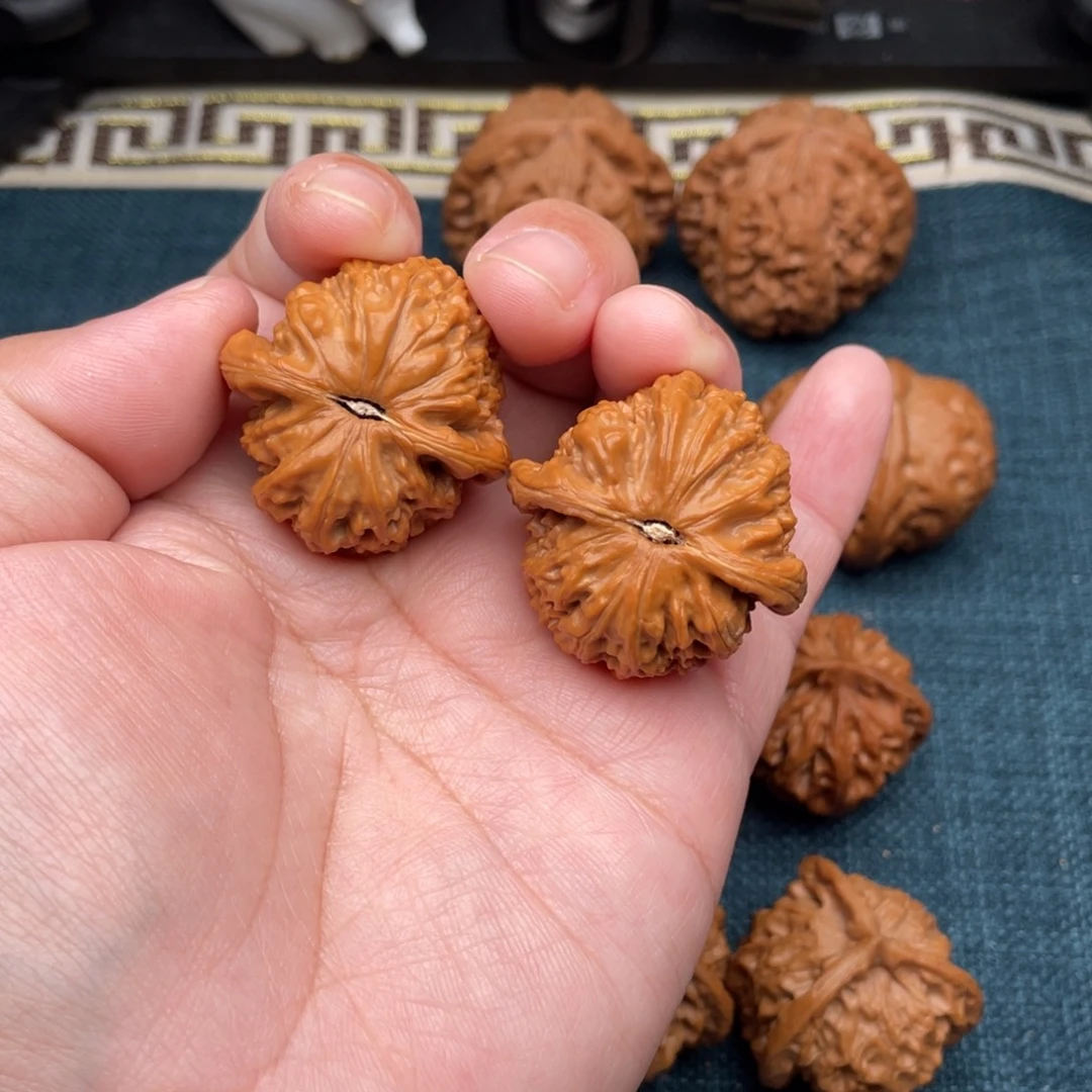 文玩核桃把件红皮白狮子34