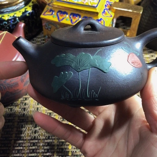 紫砂茶壶原矿泥料手工制作的紫砂壶。